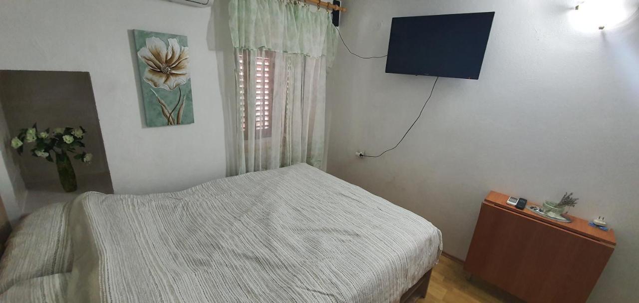 Apartment And Rooms Lucica Komiza Luaran gambar